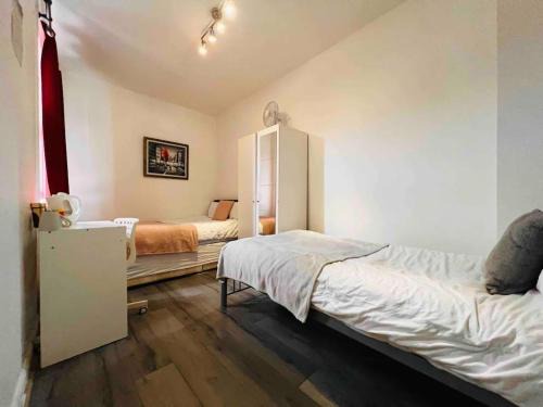 King's Cross Apartment | Private Rooms for 7 People with Bathroom
