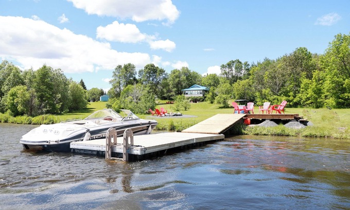 Lac du Bonnet Cabin | Private Waterfront Cabin with Hot Tub & Boat Dock with Swim Ladder