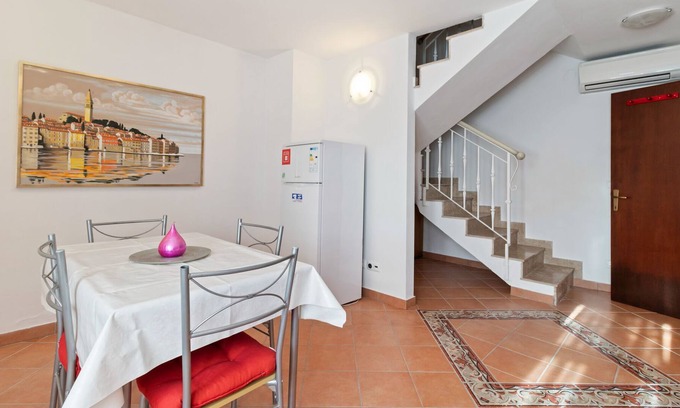Krmed House | Quaint Apartment in Rovinj with Terrace