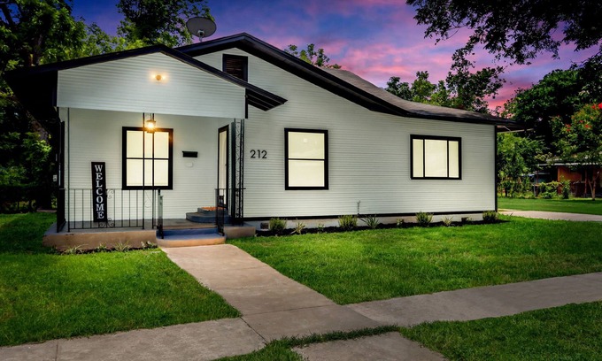 Harlandale House | Quaint Cozy 4-bedroom Retreat Near Downtown San Antonio & All Attractions