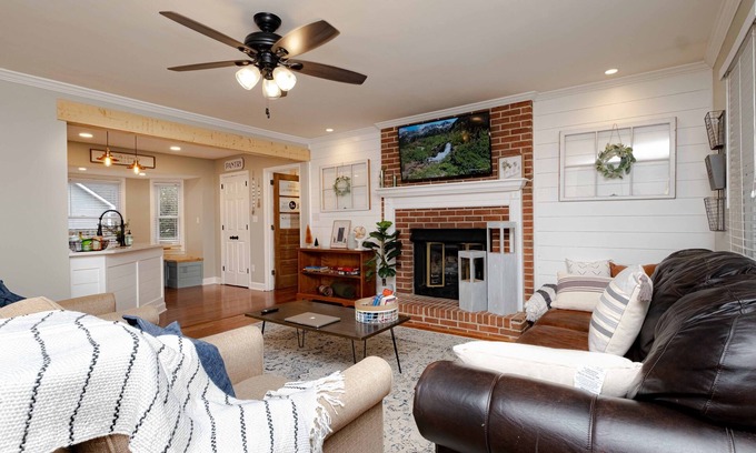 Madison House | Quaint & Cozy Cottage in the Heart of Madison AL.