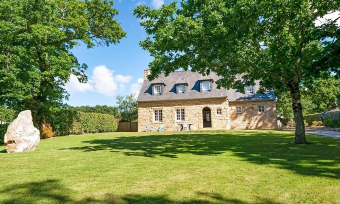 Logonna-Daoulas House | Quaint Holiday Home in Logonna-Daoulas near Sea