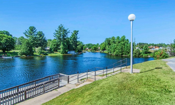 Bracebridge Hotel | Quality Inn