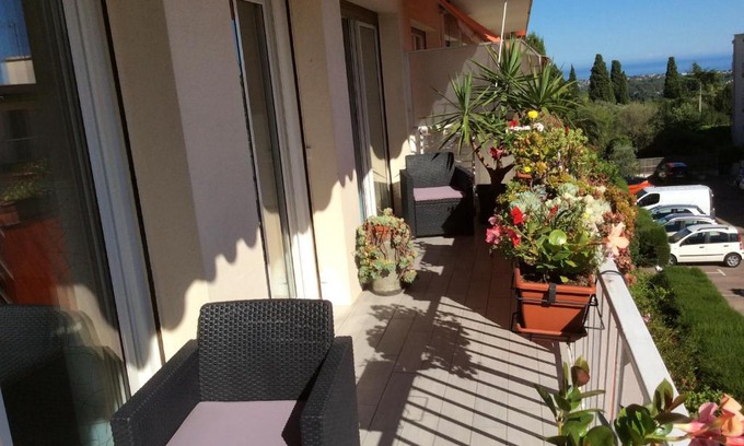 Vence Apartment | Quartier piscine municipale Bel Appart 4 pers terrasse parking wi-fi