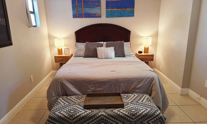 Wilton Manors House | Queen. Minutes to Wilton drive. Private entrance and bathroom