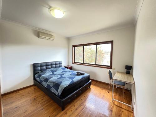 Lurnea House | Queen Room in Spacious Double Story House - L7