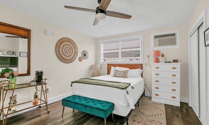 Safety Harbor Hotel | Queen Studio Comfort Downtown + Laundry