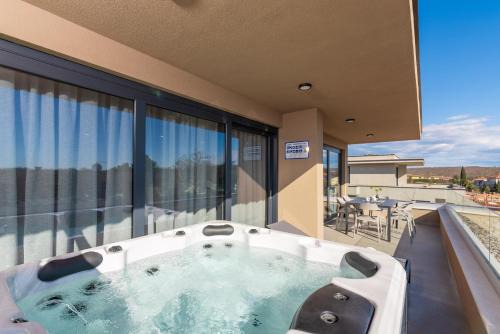 Karigador Apartment | Quercus Village Penthouse with jacuzzi