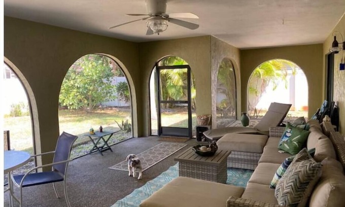 Golden Beach House | Quiet 2 bedroom island home blocks from beach!