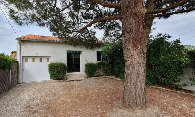 LʼAiguillon-sur-Mer House | Quiet and Charming Villa with Garden - Near Beach and Town Center
