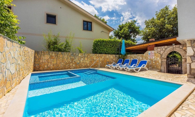Grizane Apartment | Quiet flat with charcoal barbecue, pool with whirlpool function, washing machine, tumble dryer