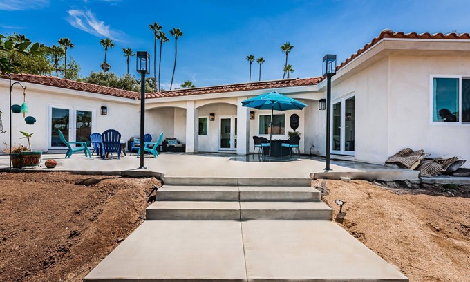 Vista House | Quiet neighborhood close to local wineries, breweries, wedding/event venues.