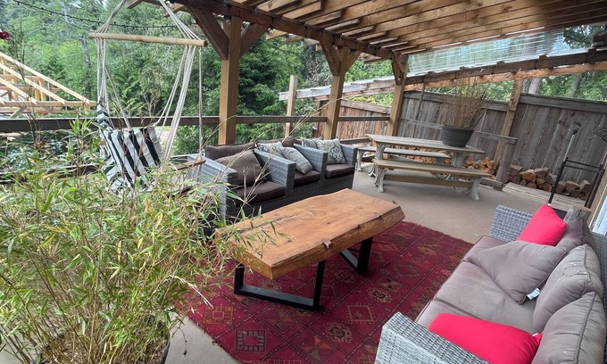 Regional District of Nanaimo Cabin | Quiet north nanaimo cabin steps to all amenities