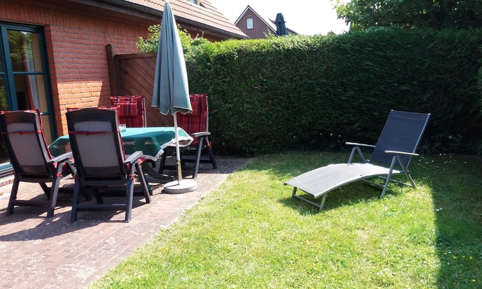 Warwerort Apartment | quiet terraced apartment, bike shed, 500m to sea and golf course.