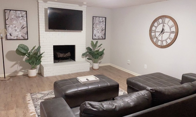 Fondren House | Quiet Townhome within distance of Bars, Hospitals, football Stadium