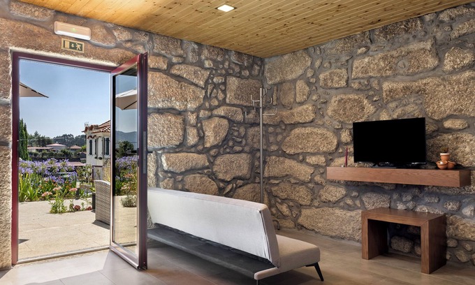 Guilhofrei Villa | Quinta of Carvoeiras 'Casa Do Caseiro - T2' with Lake View, Wi-Fi and Air Conditioning