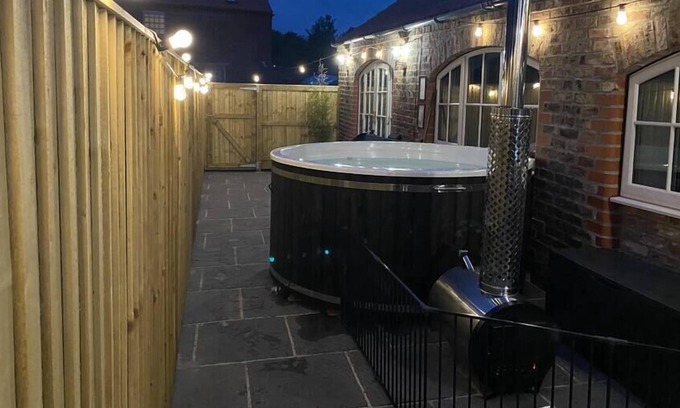Rudston House | Quirky 3 bed holiday home with Wood-fired Hot-tub