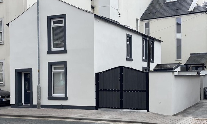 Penrith House | Quirky cottage in the centre of Penrith with a Hot Tub