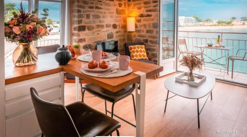 Larmor-Plage Apartment | RÉF 236 - LARMOR-PLAGE type 2 avec 3 balcons pleine vue mer et au pied du centre