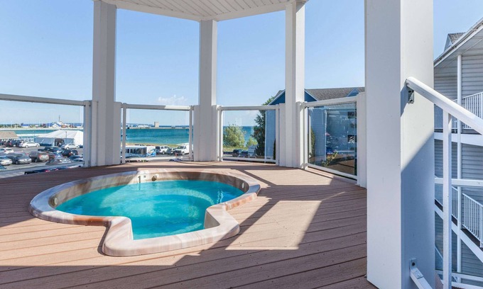 Mackinaw City Hotel | Ramada by Wyndham Mackinaw City Waterfront