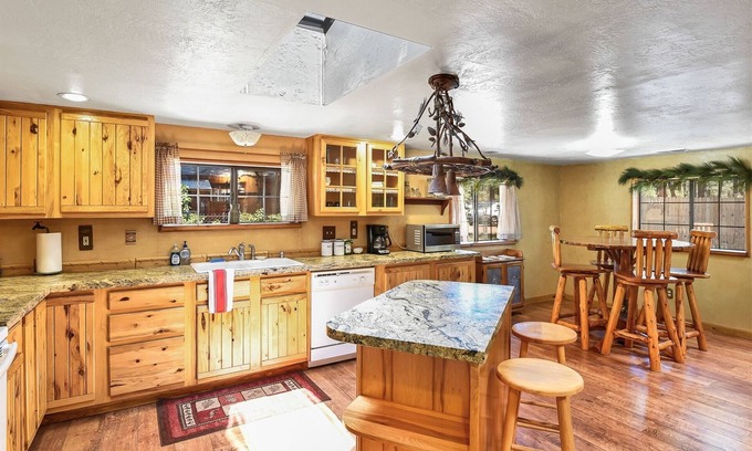 Parks Cabin | Rare, Log Cabin Treasure! Close to Grand Canyon /Now with Wi-Fi!