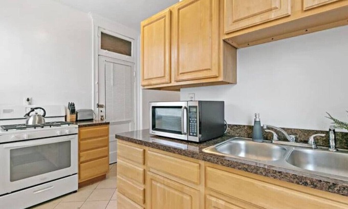 Wrigleyville Apartment | Real Comfort in a 2BR APT close to Wrigley Field
