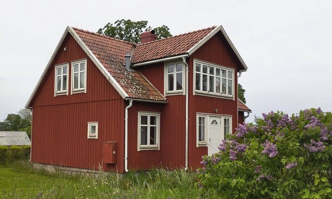 Degerhamn House | Red house 200 meters from the water overlooking bird-rich beach meadows.