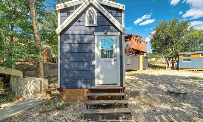 Colorado Springs Cabin | Red Rock Roost! Posh Studio near Hiking Trails
