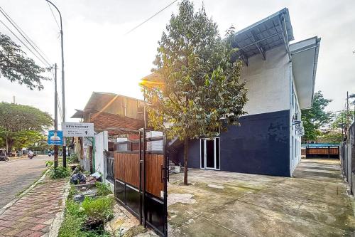 Karawaci Hotel | RedDoorz near RS Hermina Tangerang