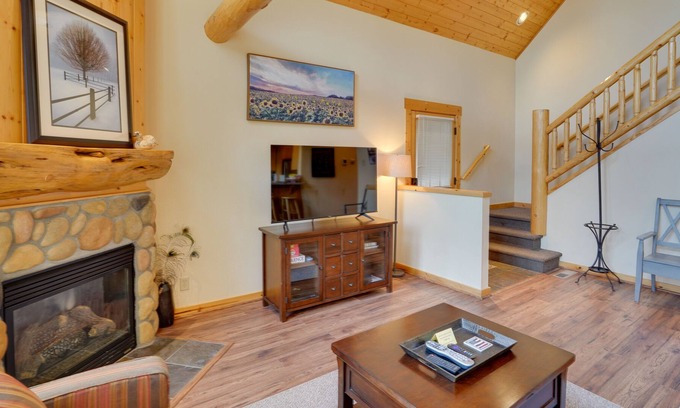 Redmond Cabin | Redmond Retreat: Fireplace, Resort Pool & Hot Tub