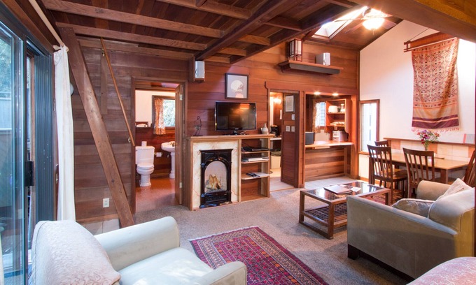 Mendocino House | Redwood Cottage-Pet Friendly