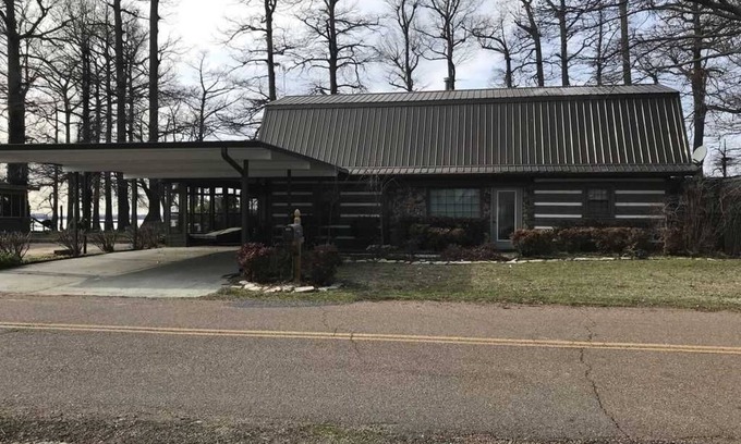 Wynnburg Cabin | Reelfoot Lakefront 3 Bedroom Cabin, Tons of Space, Enjoy the Fishing, Birds and Deck!
