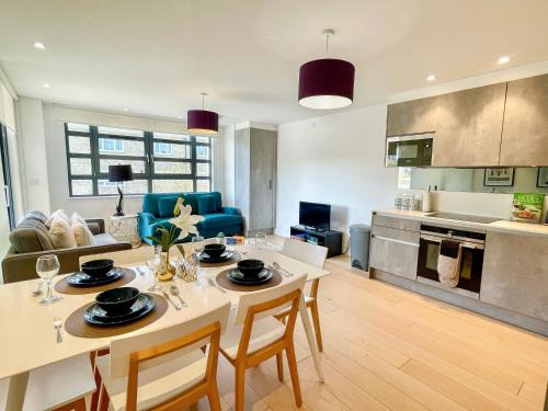 St. Johns Wood Apartment | Regents Park 3-BR flat w. balcony near Marylebone