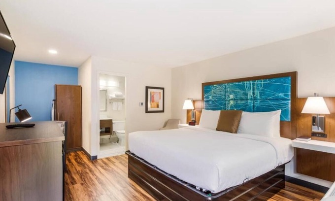 Merry Oaks House | Relax and Unwind! 3 Comfortable Units, Free Parking and Breakfast, Pool
