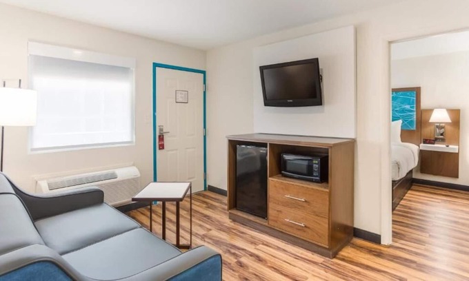 Merry Oaks House | Relax and Unwind! 3 Comfortable Units, Free Parking and Breakfast, Onsite Pool