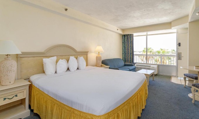 Ortona Park Apartment | Relaxing 1-Bedroom Oceanfront Condo With Pool