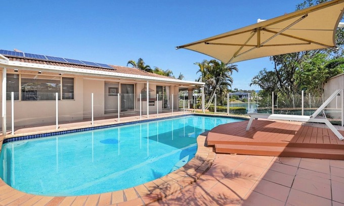 Robina House | Relaxing 4BR Robina Escape with Parking and Pool