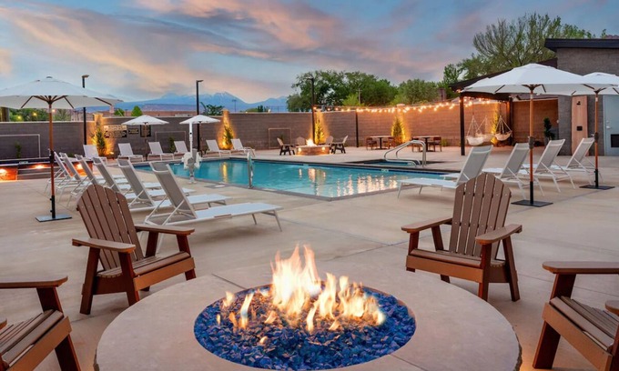 Moab Hotel | Relaxing Couple Retreat | Dog-friendly & Free Parking| Downtown Stay