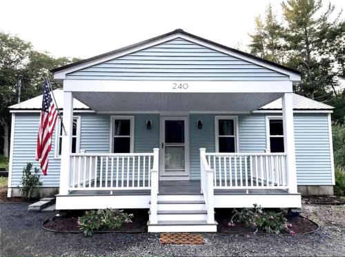York Beach House | Relaxing getaway walking distance to the beach