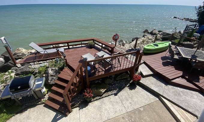 Kingsville Cottage | Relaxing lakefront cottage near wineries and beach
