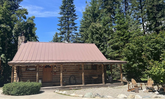Leavenworth Cabin | Relaxing log cabin retreat!Private hot tub, Fido Friendly,WI-FI,Snomobile access