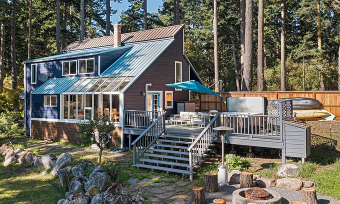 Friday Harbor House | Relaxing two-bedroom, hot tub, pet friendly (HH)
