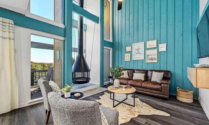 Point Venture House | Remodeled Waterfront w/Putting Green - Sleeps 10