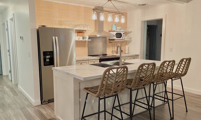 Ocracoke House | “Rendezvous” A Spacious, Newly Renovated 4BR Charmer
