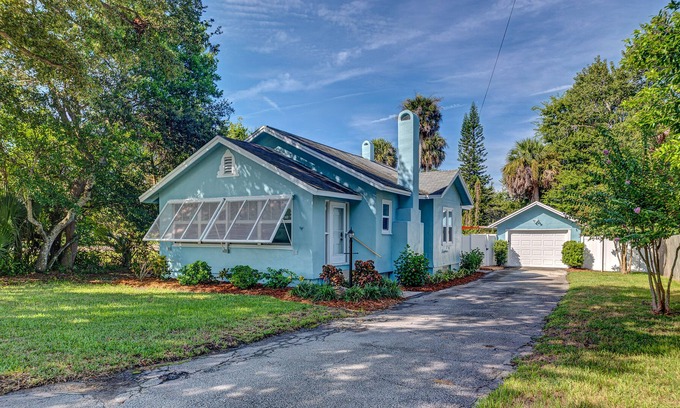 Alto Pino House | Renovated bungalow close to the beach with yard, enclosed porch & central AC