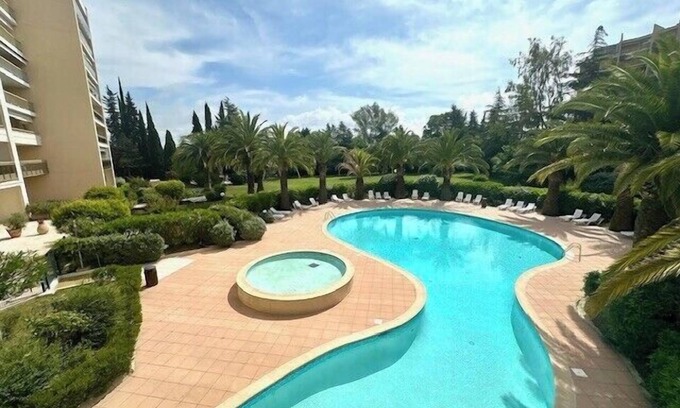 La Napoule Apartment | Renovated apartment with balcony