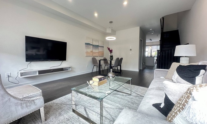 Vaughan House | Renovated Modern 4BR/4BA Townhome w/Garage Parking – Sleeps 6+