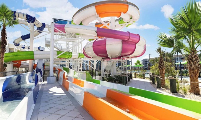 Florida Center Hotel | Resort-Access Getaway with Giant Pool, Slides, Themed Rooms & More