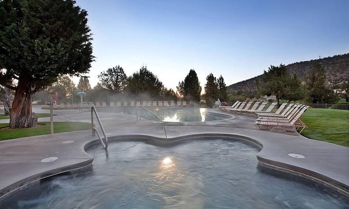 Redmond Cabin | Resort Getaway | 3 Units w/Pool, Spa & Free Parking