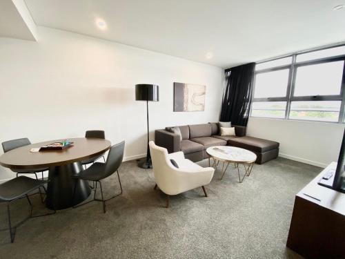 Chatswood CBD Apartment | Resort Style 1 BD with Parking in the heart of Chatswood